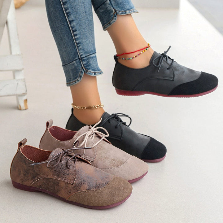 Braune Riemen-Damenschuhe an einem Fuß; stilvolle, bequeme Komfortschuhe für den ganzen Tag, unterstützend.