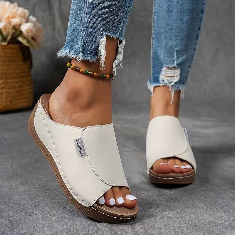 Frau trägt elegante orthopädische Sandalen. Bequeme, fussschonende Damenschuhe für den Alltag.