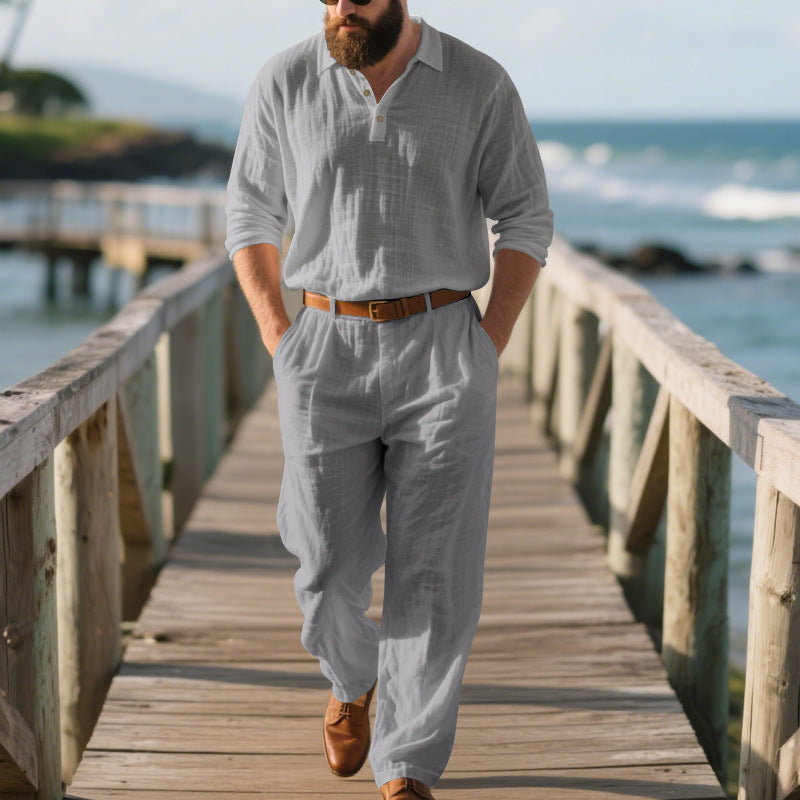Detailansicht des Herren Poloshirts aus dem Zweiteiler Set. Stilvoller Kragen & hochwertige Stoffqualität.