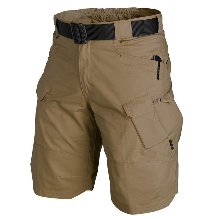 Stylische Herren Cargo Shorts in Grau an Model; perfekt für entspannte Freizeit-Looks im Sommer.