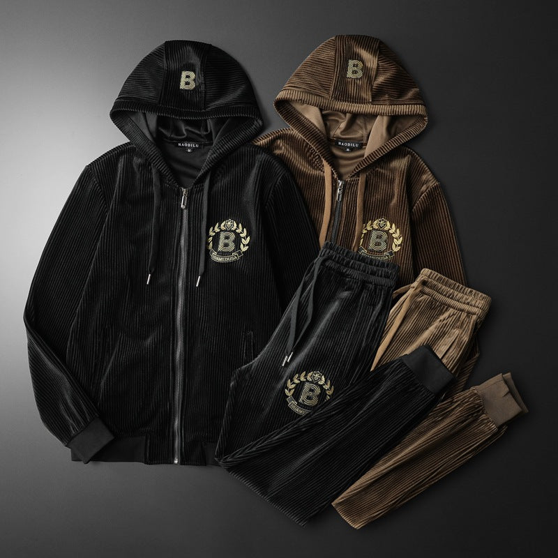 Sportlicher Herren Trainingsanzug mit Kapuzenjacke und passender Joggerhose, ideal für aktive Freizeit.