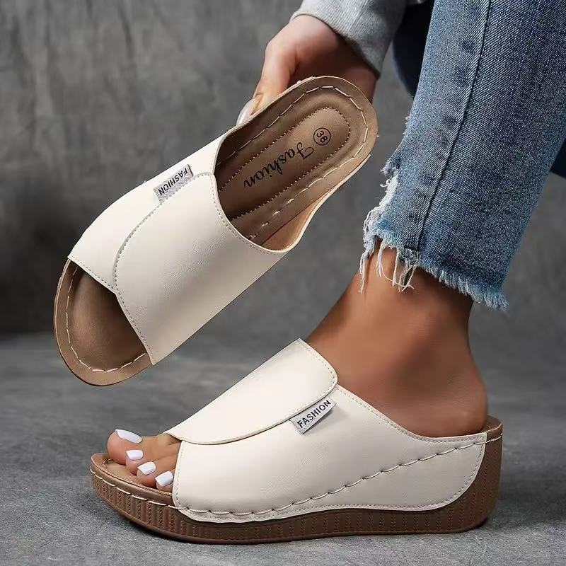 Nahaufnahme: Ergonomisches Fussbett der orthopädischen Damensandalen. Maximaler Komfort für Ihre Füsse.