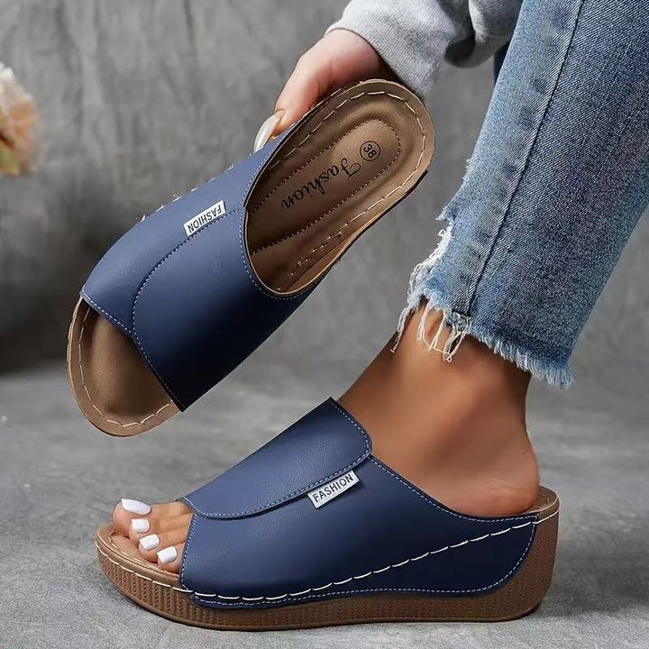 Moderne, elegante Damensandalen, orthopädisch geformt. Vielseitige Sommerschuhe für stilbewusste Frauen.