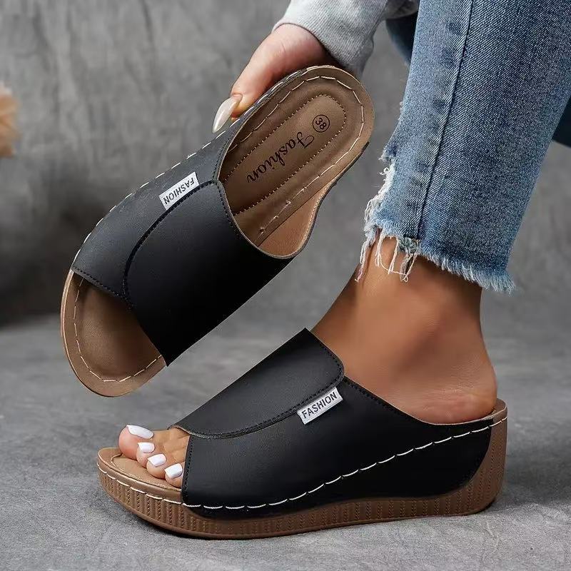 Seitenansicht der stylischen orthopädischen Damensandalen. Komfortable und moderne Sommerschuhe.