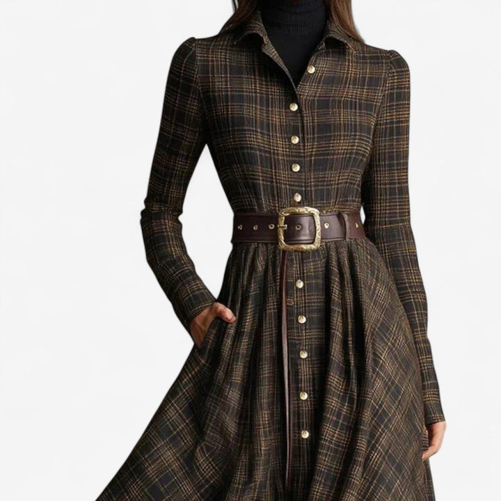 Modisches kariertes Damen Hemdblusenkleid in Braun als Langarm Maxikleid. Zeitloser A-Linien-Schnitt.
