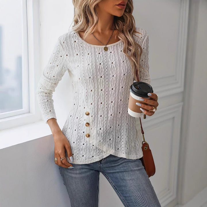 Weißes Damen Langarmshirt mit Jacquard-Muster, Rundhals & Knöpfen. Ideales, bequemes Oberteil für Herbst- & Frühlingslooks.