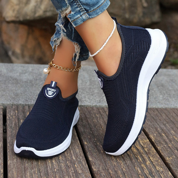 Atmungsaktive Damen-Sportschuhe mit Mesh-Obermaterial und orthopädischer Fußbettung für optimalen Komfort.