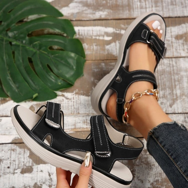 Gesundheitsschuhe: bequeme orthopädische Sandalen mit weichem Fussbett und verstellbaren Riemen.