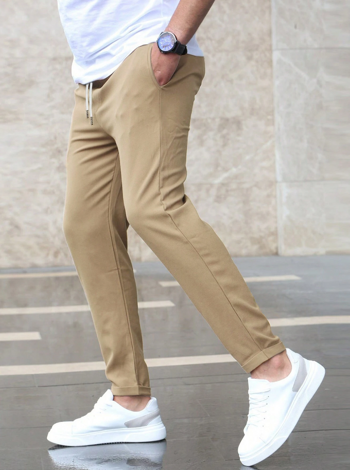 Weiche Herren Freizeithose Slim-Fit mit Kordelzug, komfortable Herrenmode für den stilvollen Alltag.