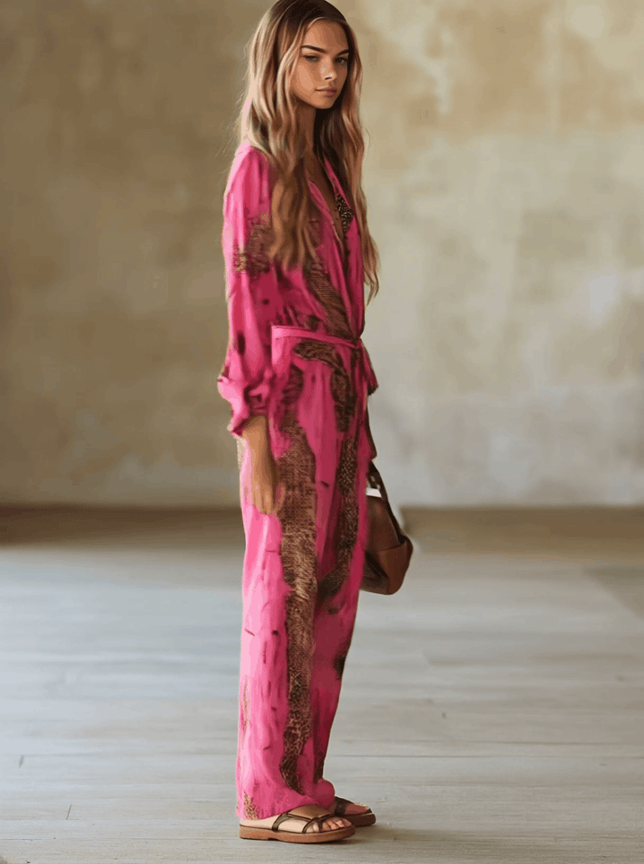 Bequemer, langärmliger Damen Jumpsuit mit auffälligem Leopardenmuster für einen modernen, vielseitigen Look.