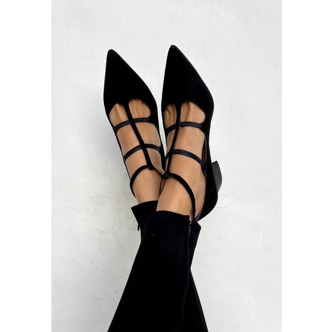 Elegante schwarze Damen High Heels aus Spitze für Abend- oder Party-Looks. Komfortable Pumps mit Absatz.