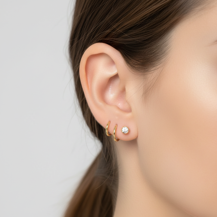 Silberfarbene Damen Ohrstecker aus Titanstahl mit Zirkonia, zeitlos elegant, passend für jeden Anlass.