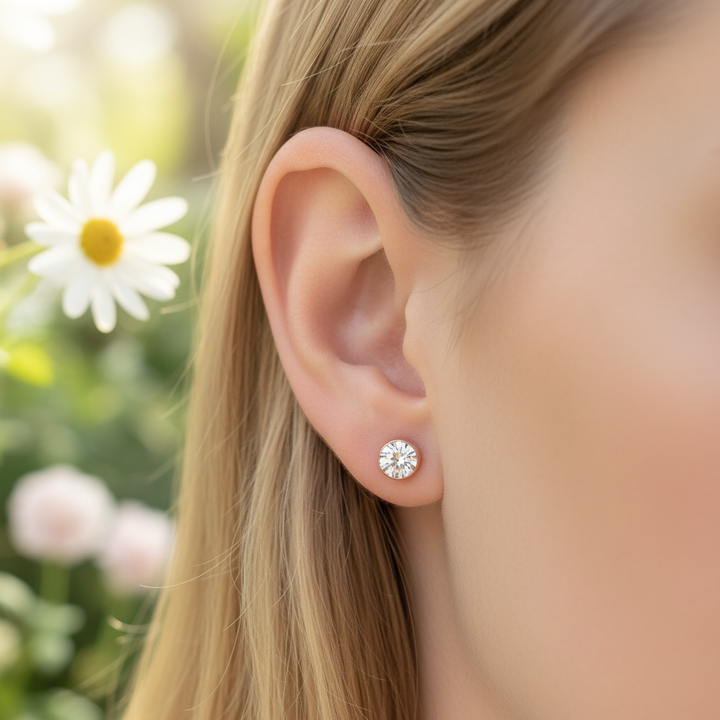 Damen Ohrstecker aus Titanstahl mit funkelndem Zirkonia, elegant, hypoallergen und hautfreundlich.