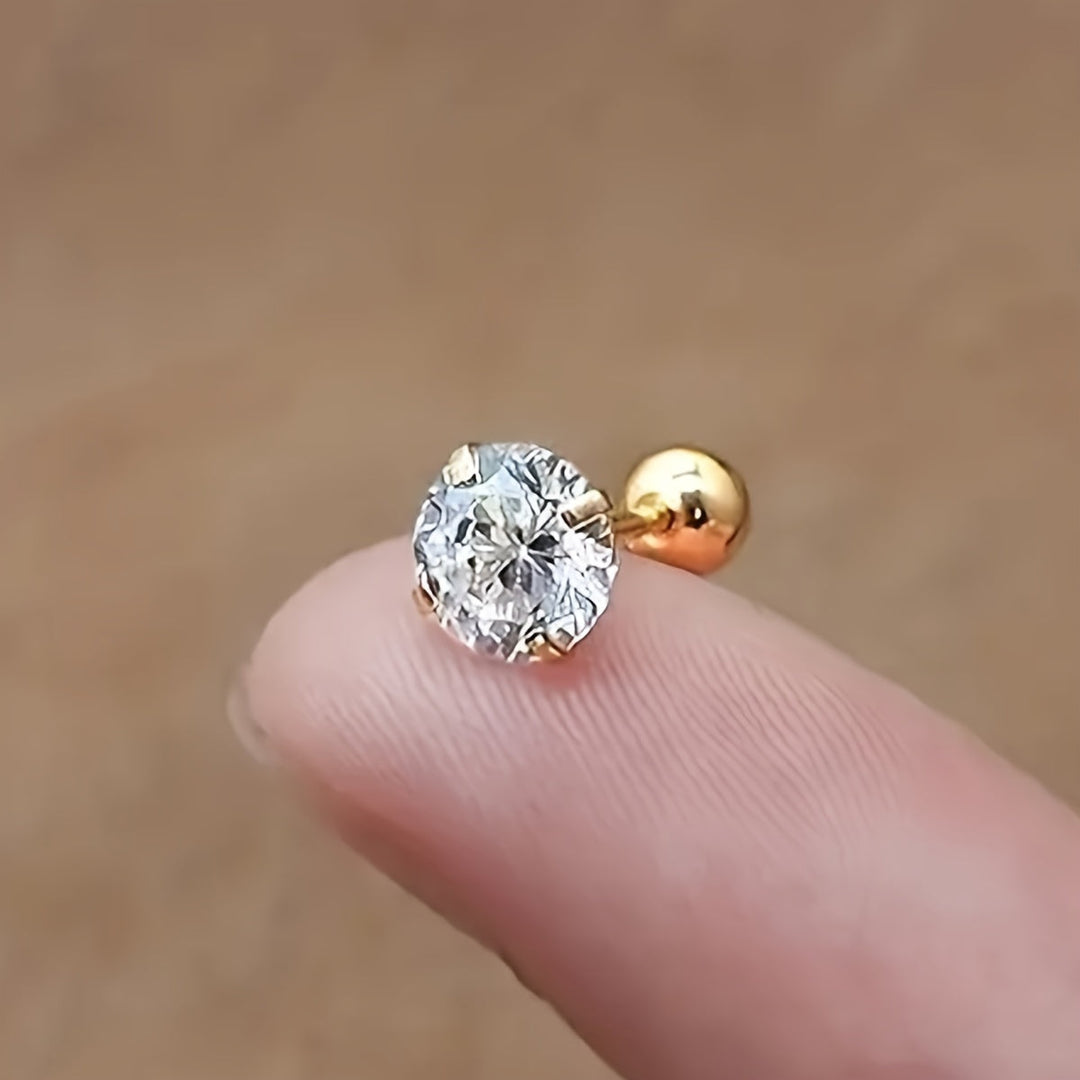 Nahaufnahme: funkelnder Zirkonia auf poliertem Titanstahl Damen Ohrstecker, minimalistisch und chic.