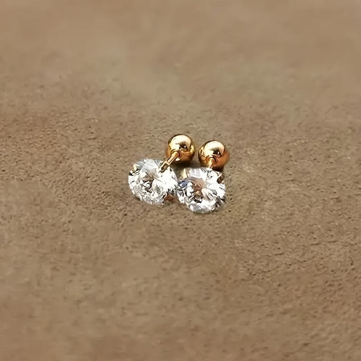 Damen Ohrstecker aus Titanstahl mit Zirkonia, elegant am Ohr getragen, klassischer Look in Silber.