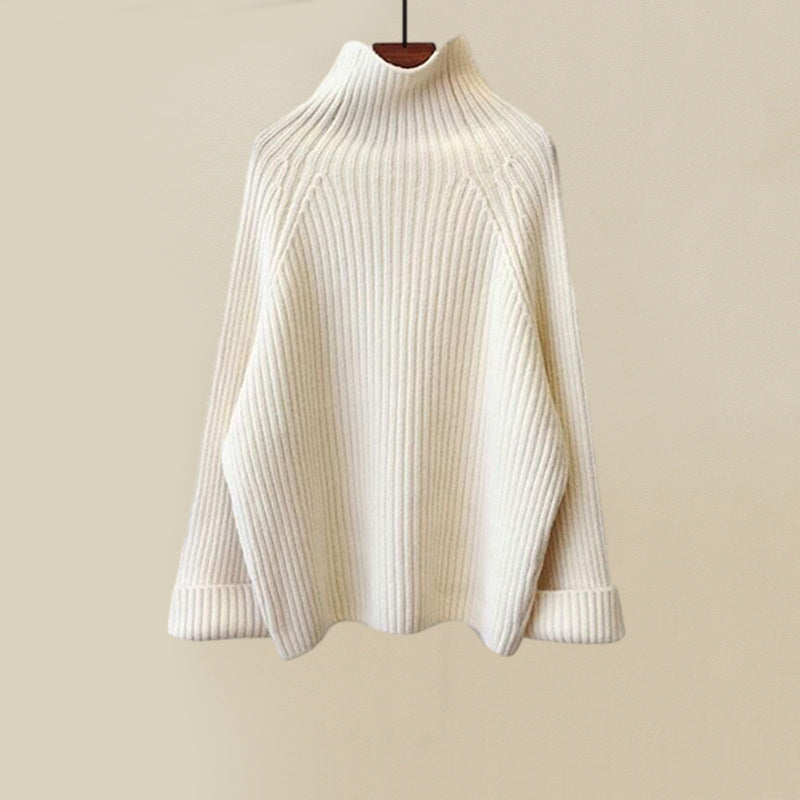 Dame trägt stilvolles Winterset: Rollkragenpullover, gefütterte Jacke & Hose für Alltag und Freizeit.