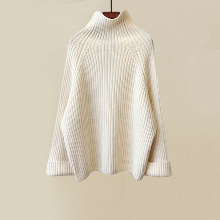 Dame trägt stilvolles Winterset: Rollkragenpullover, gefütterte Jacke & Hose für Alltag und Freizeit.