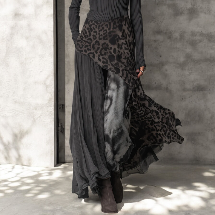 Langes Damenkleid mit elegantem Leopardenmuster, fließendem Stoff. Vielseitiges Freizeit- oder Abendkleid für stilvolle Frauen.