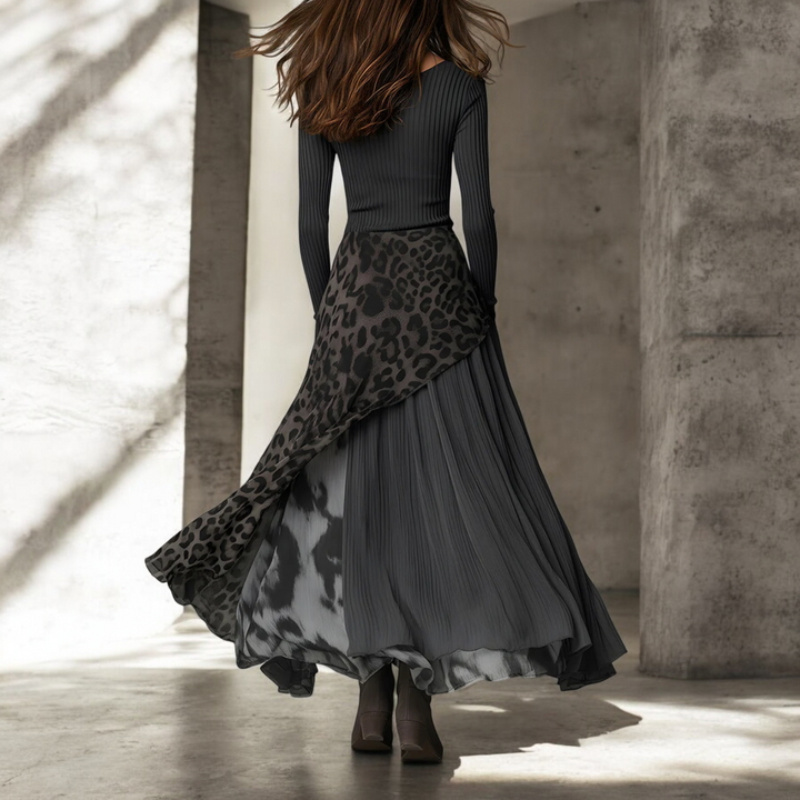 Modisches langes Damenkleid mit elegantem Leopardenprint und fließendem Schnitt. Ideal als Sommer-, Party- oder Freizeitkleid.