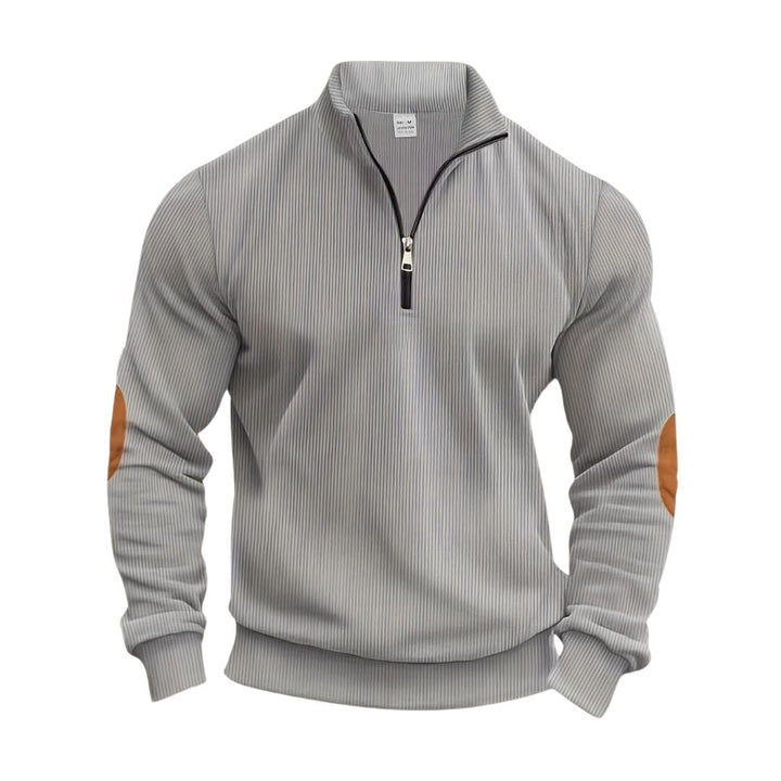 Mann trägt komfortablen Herren Pullover im Casual-Stil. Perfekter Freizeit Pullover mit langarmshirt-Charakter.