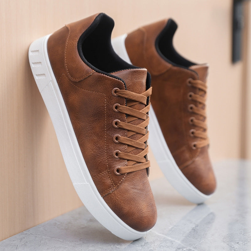 Robuste, komfortable Sohle der braunen veganen Herren-Sneaker. Bietet Halt & Langlebigkeit für tägliche Aktivitäten.