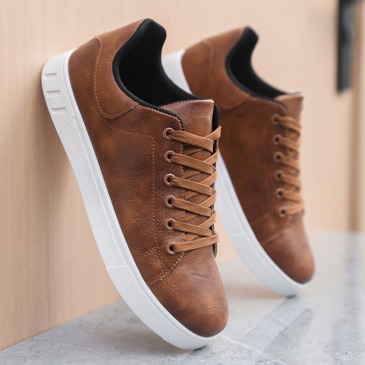 Robuste, komfortable Sohle der braunen veganen Herren-Sneaker. Bietet Halt & Langlebigkeit für tägliche Aktivitäten.