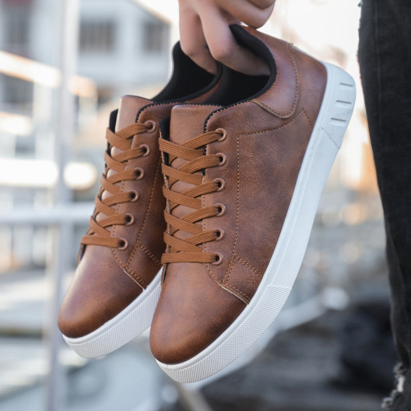 Frontale Ansicht der schwarzen veganen Unisex-Sneaker. Minimalistischer Stil, bequem & langlebig für jeden Anlass.