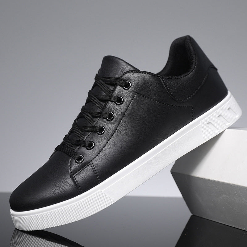 Nahaufnahme der nachhaltigen veganen Materialien der braunen Herren-Sneaker. Atmungsaktiv, bequem & langlebig für den Alltag.