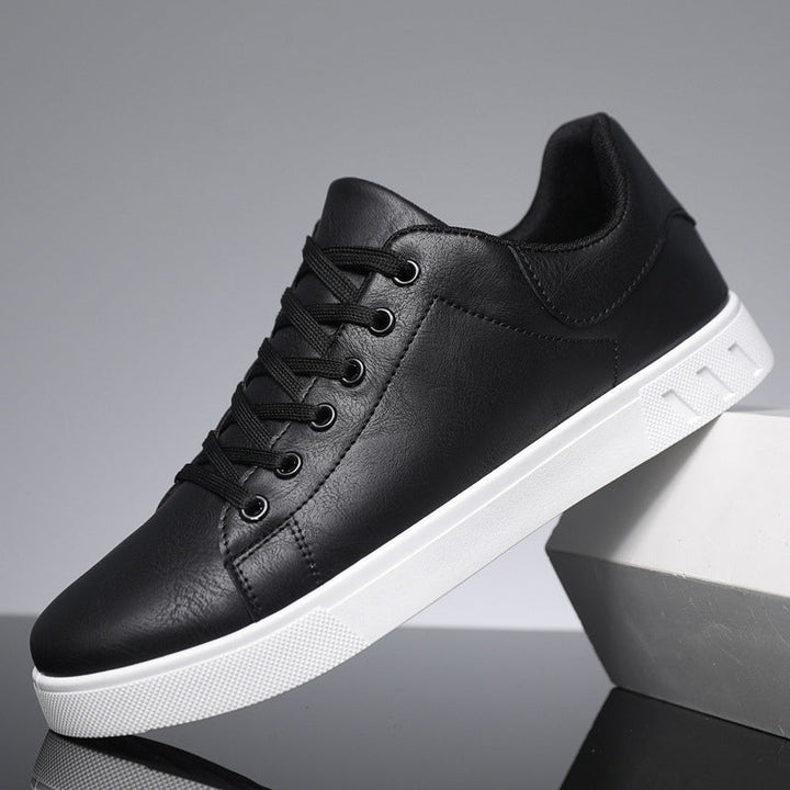 Nahaufnahme der nachhaltigen veganen Materialien der braunen Herren-Sneaker. Atmungsaktiv, bequem & langlebig für den Alltag.
