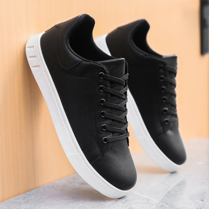 Seitliche Ansicht der braunen veganen Herren-Sneaker, perfekt für bequemen Freizeit- & Alltags-Look. Langlebig & stilvoll.