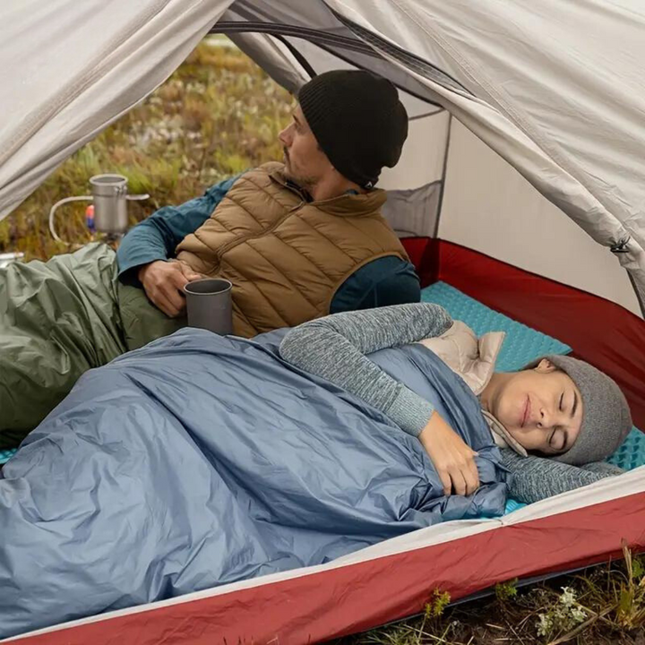 Isolierter, atmungsaktiver Camping-Schlafsack für alle Outdoor-Temperaturen. Bequem & leicht für Zelten.