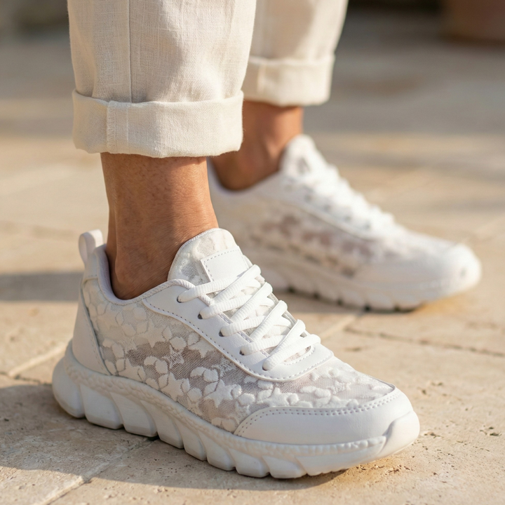 Stylische weisse Damen Freizeitschuhe mit atmungsaktivem Design. Komfortable Sneaker für aktive Frauen im Alltag.