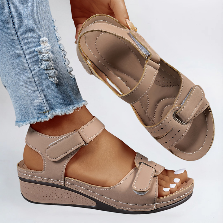 Damen Komfort Sandalen am Fuss, zeigen Bequemlichkeit, Flexibilität & Schmerzlinderung den ganzen Tag.