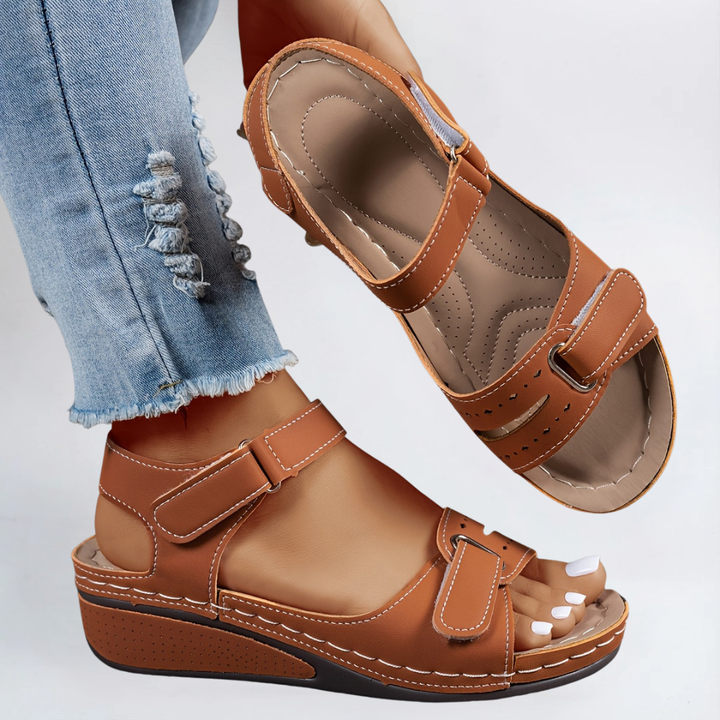 Stylische orthopädische Sandalen für Damen. Sommerschuhe mit flexiblem Design für Bequemlichkeit & Linderung.