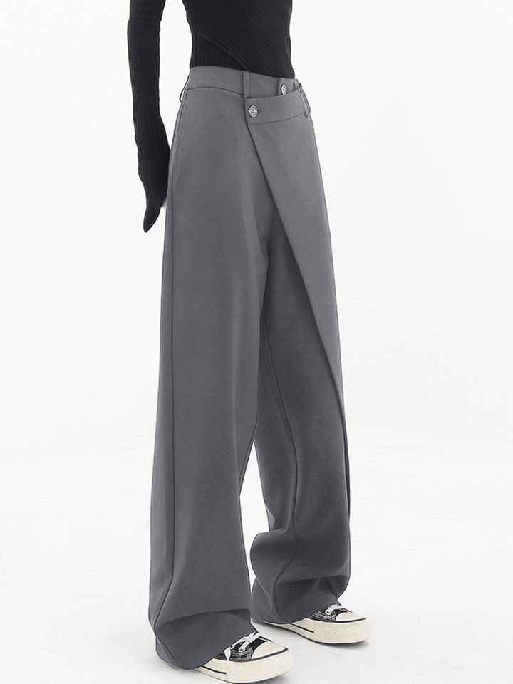 Vielseitige schwarze Damen Baggy-Hose, weitgeschnitten & asymmetrisch. Ideal als Sommer- & Freizeithose im Streetwear-Stil.