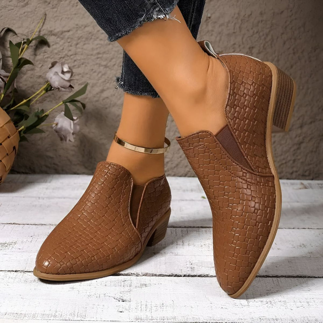 Komfortable Damen Oxford-Schuhe mit niedrigem Absatz, ideal als elegante Alltagsschuhe oder Büroschuhe in Beige.