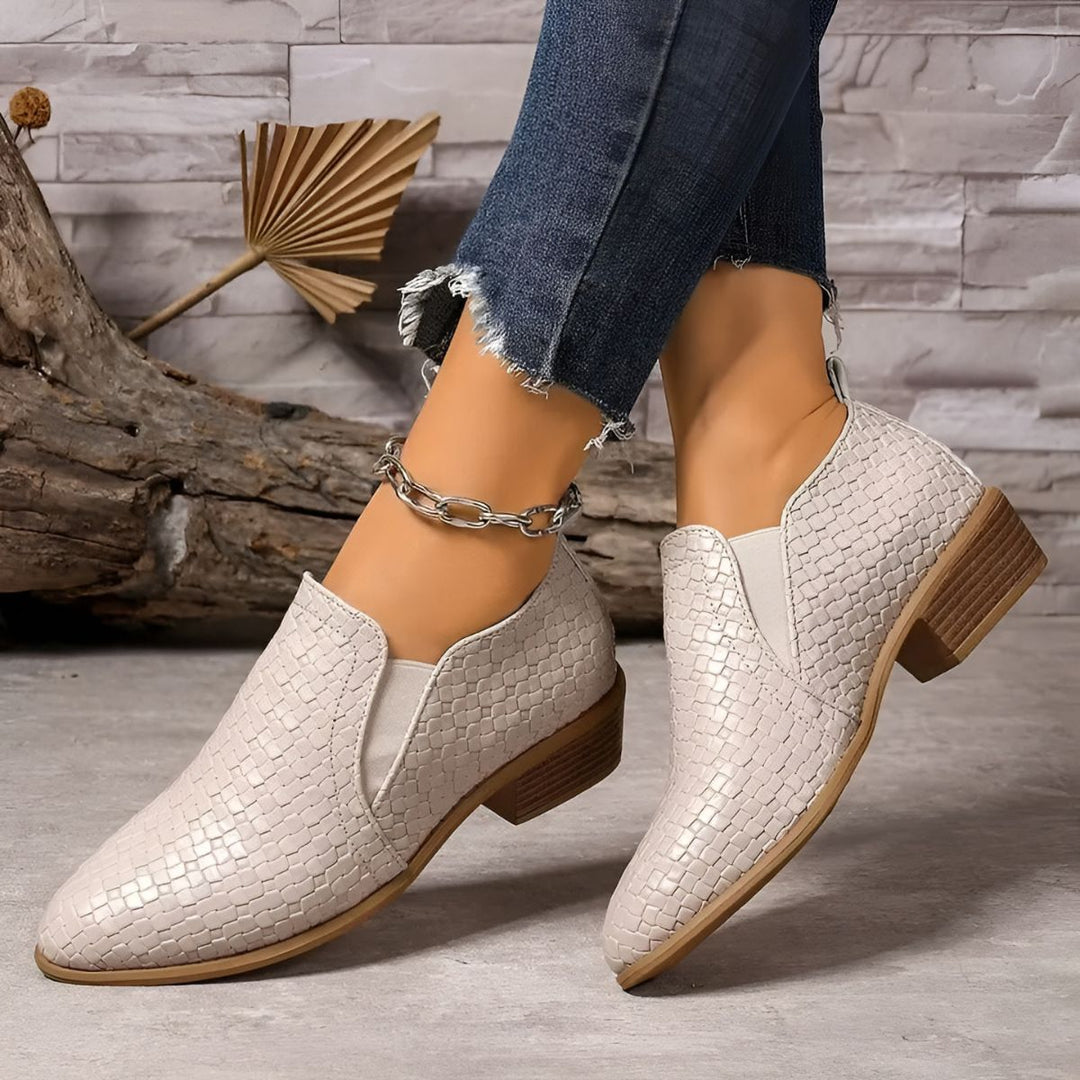Zeitlose Damen Oxford-Schuhe mit niedrigem Absatz, moderne Eleganz für den ganzen Tag, erhältlich in Beige.