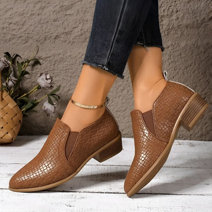 Elegante Alltagsschuhe: Damen Oxford-Schuhe mit niedrigem Absatz in Dunkelbraun, komfortabel und stilvoll.