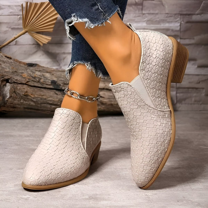 Schwarze Damen Oxford-Schnürschuhe mit flachem Absatz, zeitlos und schick für Business-Looks und Büro.