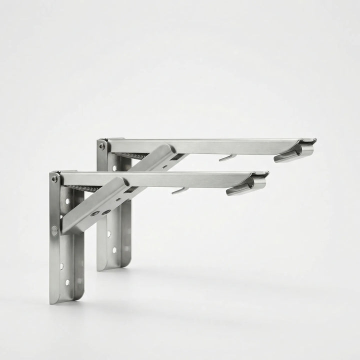 Silberne Metall-Wandhalterung, klappbar, für stabile Regale; flexible und platzsparende Organisation.