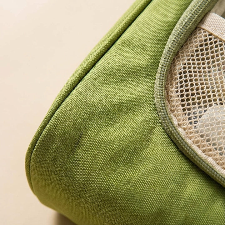 Offene Kosmetiktasche zeigt mehrere Fächer & Netztaschen für Duschgel, Shampoo und Bürste.