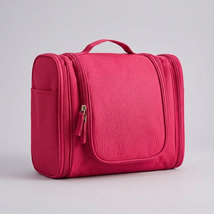 Robuste Reise-Kulturtasche mit Reißverschlussfächern und Tragegriff, optimal für jeden Trip.