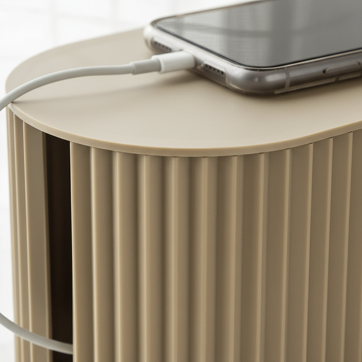 Weiße Kabelbox als Schreibtisch Organizer. Ideal zur sicheren Aufbewahrung von Elektronik und für ein ordentliches Büro.