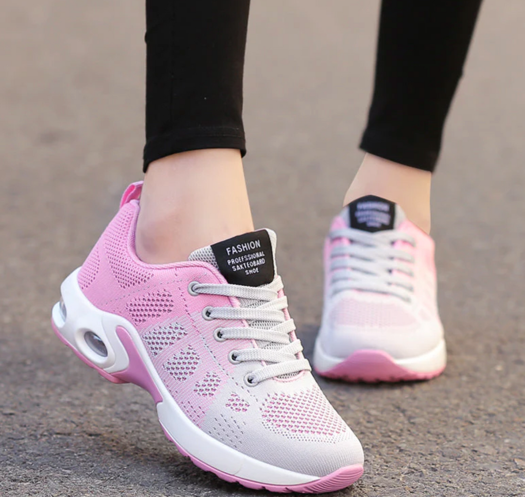 Vorderansicht des bequemen Damen Laufschuhs, leichter Sneaker für Damen, perfekt für Sport und Freizeitaktivitäten.