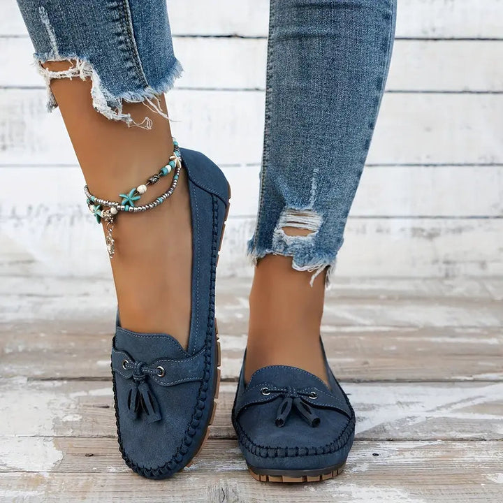 Modische Freizeitschuhe für Damen: flache orthopädische Loafer mit stilvoller Schleife.