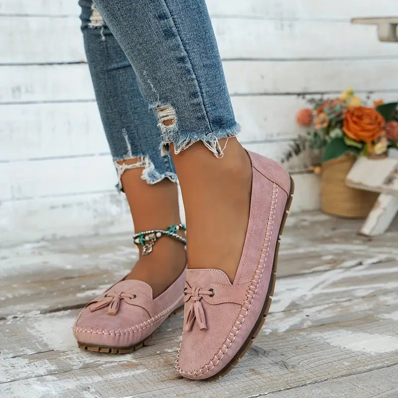 Hochwertige Damenschuhe für Fusspflege: bequeme Loafer mit Schleife, auch als Büroschuhe perfekt.
