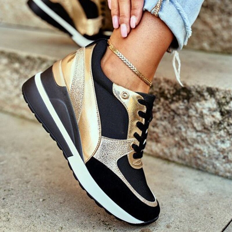 Seitenansicht der schwarzen orthopädischen Damen-Schnürschuhe mit dämpfender Sohle und Fußgewölbestütze.