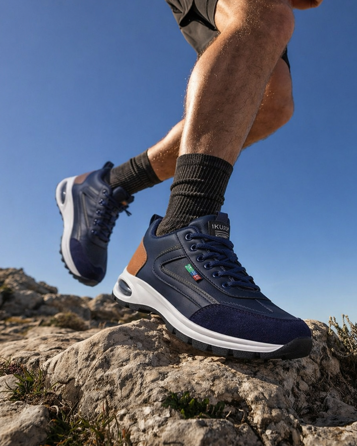 Stylische blaue orthopädische Herrenschuhe; bieten Komfort und lindern Fußschmerzen bei aktiven Tagen.