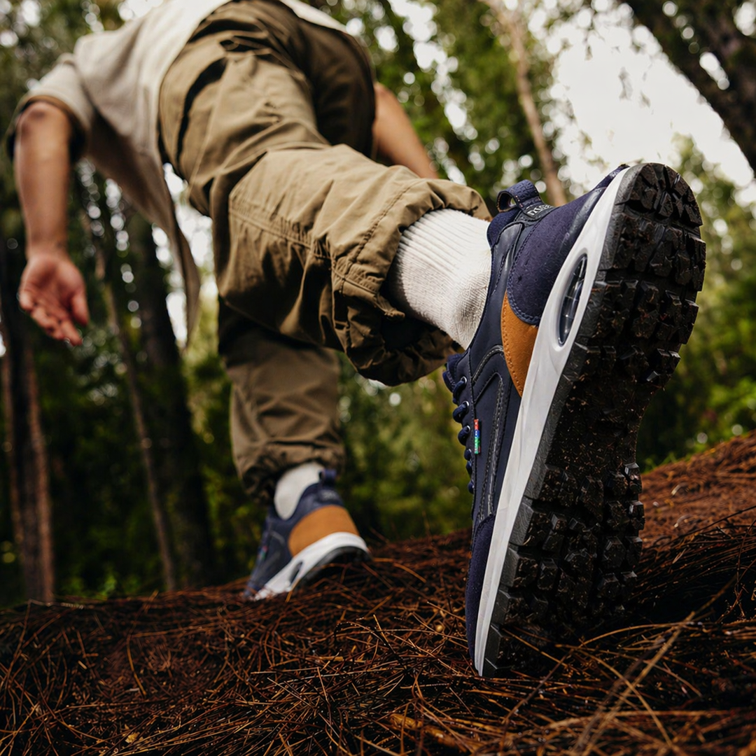 Weiße Herren Schmerzfrei Schuhe für Walking; unterstützende Passform für gesunde Fußhaltung, große Größen.