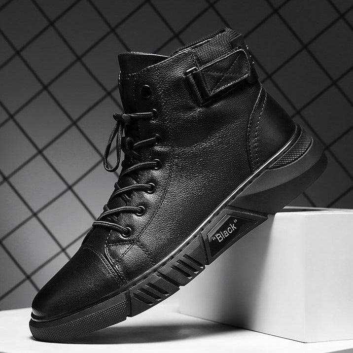 Orthopädische schwarze Herrenstiefel mit Gewölbestütze für maximalen Komfort und festen Fusshalt.